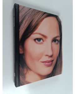 Kirjailijan Bobbi Brown käytetty kirja Bobbi Brown Beauty Evolution : A Guide to a Lifetime of Beauty