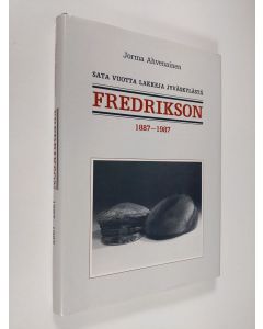 Kirjailijan Jorma Ahvenainen käytetty kirja Fredrikson 1887-1987 : sata vuotta lakkeja Jyväskylästä