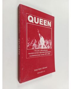 Kirjailijan Riku-Matti Akkanen käytetty kirja Queen - Yhtyeen julkisuuskuvan muodostuminen angloamerikkalaisessa rocklehdistössä vuosina 1973-1992