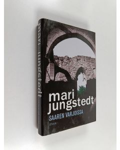 Kirjailijan Mari Jungstedt käytetty kirja Saaren varjoissa