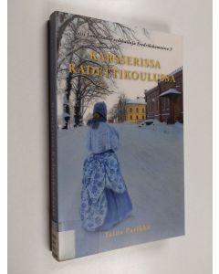 Kirjailijan Taina Parikka käytetty kirja Karsserissa kadettikoulussa