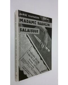 Kirjailijan Aarne Haapakoski käytetty kirja Madame Saahl'in salaisuus : kertomus suuresta vakoilusyndikaatista (näköispainos)