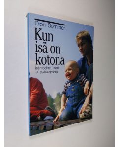Kirjailijan Dion Sommer käytetty kirja Kun isä on kotona : isänroolista, isistä ja pikkulapsista