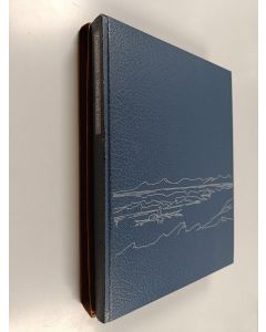 Kirjailijan Erik Erngaard käytetty kirja Greenland : then and now (Laatikossa)