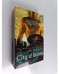 Kirjailijan Cassandra Clare käytetty kirja City of bones