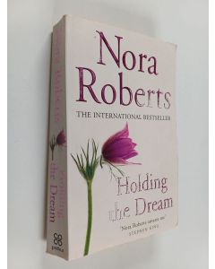 Kirjailijan Nora Roberts käytetty kirja Holding the dream