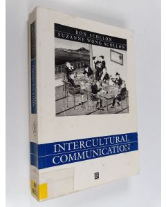 Kirjailijan Ron Scollon käytetty kirja Intercultural communication : a discourse approach