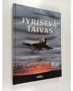 Kirjailijan Pentti Perttula käytetty kirja Jyrisevä taivas : Israelin ilmamahdin synty ja kehitys