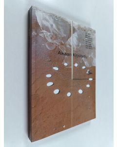 Kirjailijan Helena Heinonen & Helena Björkman ym. käytetty kirja Aikaan kirjoitettu : antologia