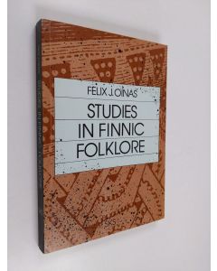Kirjailijan Felix J. Oinas käytetty kirja Studies in finnic folklore : homage to the Kalevala