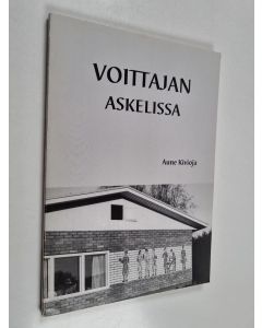 Kirjailijan Aune Kivioja käytetty kirja Voittajan askelissa