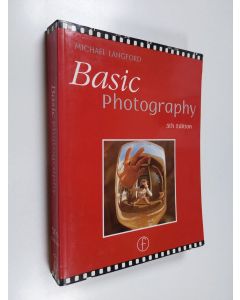 Kirjailijan Michael Langford käytetty kirja Basic photography