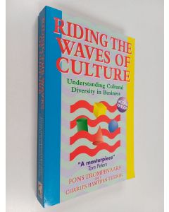 Kirjailijan Fons Trompenaars käytetty kirja Riding the waves of culture : understanding cultural diversity in business