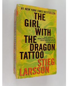 Kirjailijan Stieg Larsson käytetty kirja The Girl with the Dragon Tattoo