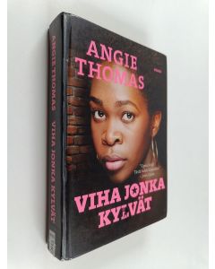 Kirjailijan Angie Thomas käytetty kirja Viha jonka kylvät
