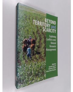 Kirjailijan Torben Birch-Thomsen käytetty kirja Beyond territory and scarcity : exploring conflicts over natural resource management