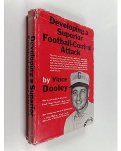 Kirjailijan Vince Dooley käytetty kirja Developing a Superior Football-control Attack