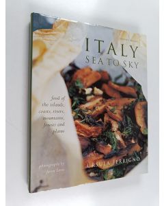 Kirjailijan Ursula Ferrigno käytetty kirja Italy: Sea to Sky - Food of the Islands, Coasts, Rivers, Mountains, Forests and Plains