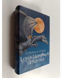 Kirjailijan Cornelia Funke käytetty kirja Lohikäärmeellä ratsastaja