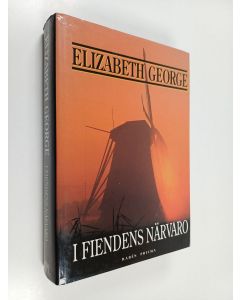 Kirjailijan Elizabeth George käytetty kirja I fiendens närvaro