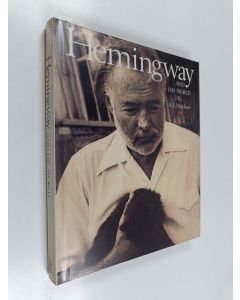 Kirjailijan A. E. Hotchner käytetty kirja Hemingway and his world : an illustrated biography