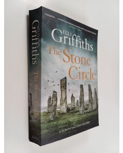 Kirjailijan Elly Griffiths käytetty kirja The stone circle