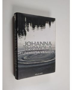 Kirjailijan Johanna Tuomola käytetty kirja Tummissa vesissä : jännitysromaani