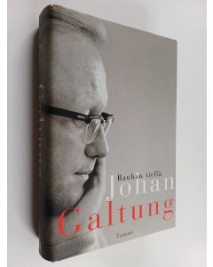 Kirjailijan Johan Galtung käytetty kirja Rauhan tiellä