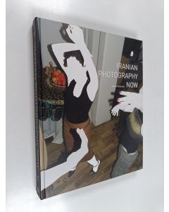 Kirjailijan Martin Barnes käytetty kirja Iranian photography now