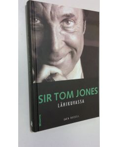 Kirjailijan Gwen Russell käytetty kirja Sir Tom Jones lähikuvassa