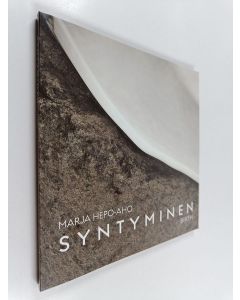 Kirjailijan Marja Hepo-aho käytetty kirja Syntyminen - Birth