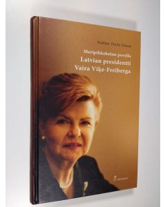 Kirjailijan Nadine Vitols Dixon käytetty kirja Meripihkahelmi povella : Latvian presidentti Vaira Viķe-Freiberga
