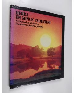 Kirjailijan Jörgen Vium Olesen käytetty kirja Herra on minun paimeneni : elämänuskoa psalmeista kuukauden jokaiseksi päiväksi