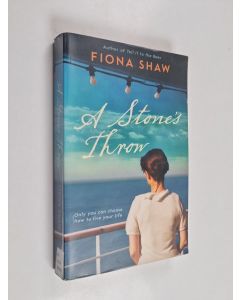 Kirjailijan Fiona Shaw käytetty kirja A stone's throw