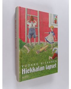 Kirjailijan Vuokko Niskanen käytetty kirja Hiekkalan lapset - ensimmäinen romaani juuri lukemaan oppineille : Hiekkalan lapset ; Hiekkalan lapset matkustavat ; Arvo ja Inkeri ; Olavi oppii lukemaan ; Hyvästi Hiekkala