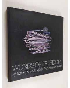 Kirjailijan Lucy Cripps & Kayce Ataiyero käytetty kirja Words of Freedom - A Tribute to 60 IPI World Press Freedom Heroes