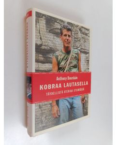 Kirjailijan Anthony Bourdain käytetty kirja Kobraa lautasella : täydellistä ateriaa etsimässä