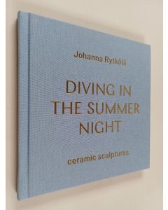 Kirjailijan Johanna Rytkölä käytetty kirja Johanna Rytkölä : diving in the summer night = sukelluksia kesäyössä = djupdykningar i sommarnatten - Diving in the summer night - Sukelluksia kesäyössä - Djupdykningar i sommarnatten