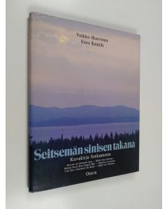 Kirjailijan Veikko Huovinen käytetty kirja Seitsemän sinisen takana : kuvakirja Sotkamosta
