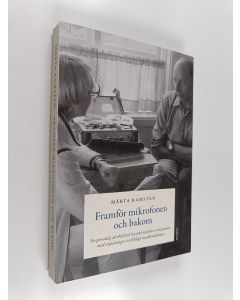 Kirjailijan Märta Ramsten käytetty kirja Framför mikrofonen och bakom : en personlig återblick på Svenskt visarkivs verksamhet med inspelningar av folkliga musiktraditioner