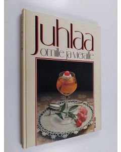 Kirjailijan Raija Helistö käytetty kirja Juhlaa omille ja vieraille