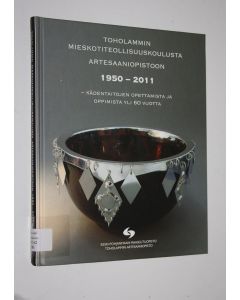 Tekijän Jussi Wiirilinna  käytetty kirja Ammattilaisia vuodesta 1960 : Kokkolan ammattiopisto 2010