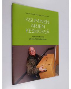 Kirjailijan Susanna Hintsala käytetty teos Asuminen arjen keskiössä : asuntoverkoston yhteiskehittämisen opas