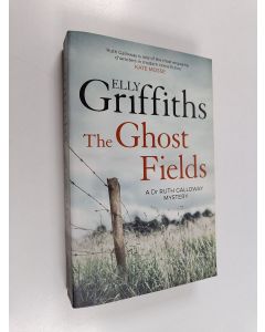 Kirjailijan Elly Griffiths käytetty kirja The ghost fields : a Dr Ruth Galloway mystery