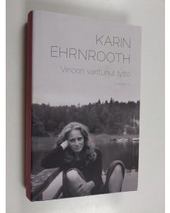 Kirjailijan Karin Ehrnrooth käytetty kirja Vinoon varttunut tyttö