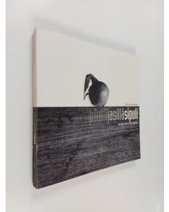 Kirjailijan Tero Linnamies käytetty kirja Pöytä ja sillä sipuli = Onion on the Table