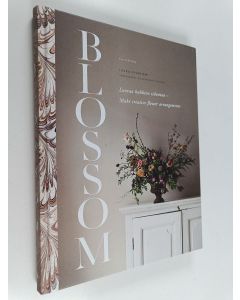 Kirjailijan Laura Syväniemi käytetty kirja Blossom luovaa kukkien sidontaa = make creative flower arrangements