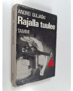 Kirjailijan Andrei Guljaski käytetty kirja Rajalla tuulee : Avakum Zahovin tutkimuksia