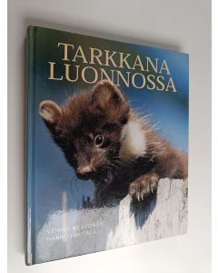 Kirjailijan Hannu Hautala & Veikko Neuvonen käytetty kirja Tarkkana luonnossa