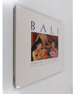 Kirjailijan Luca Invernizzi & Nigel Simmonds käytetty kirja Bali - Morning of the World